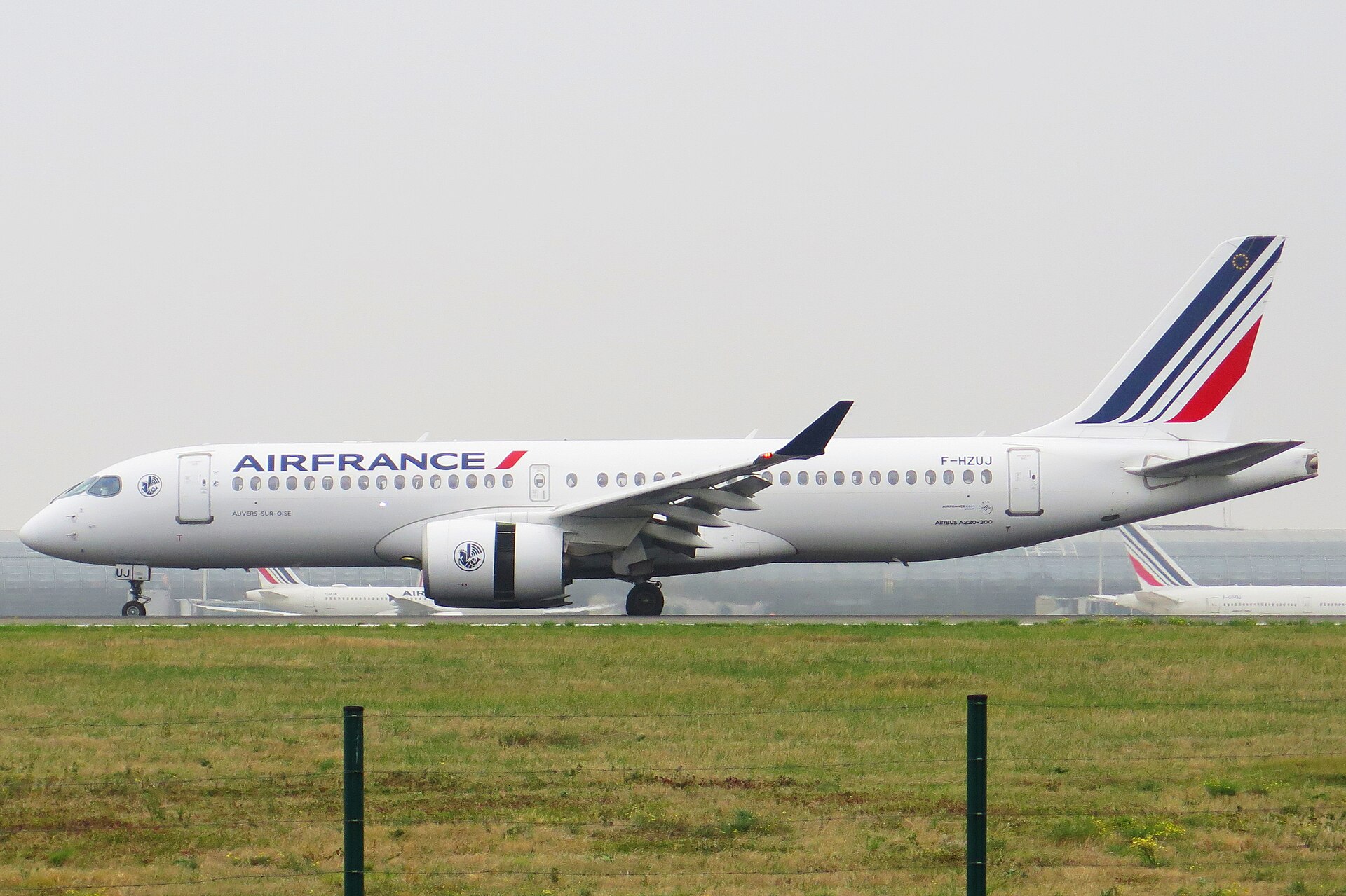 Airbus A220-300 Air France F-HZUJ v bílém firemním nátěru s trikolórou na ocase.