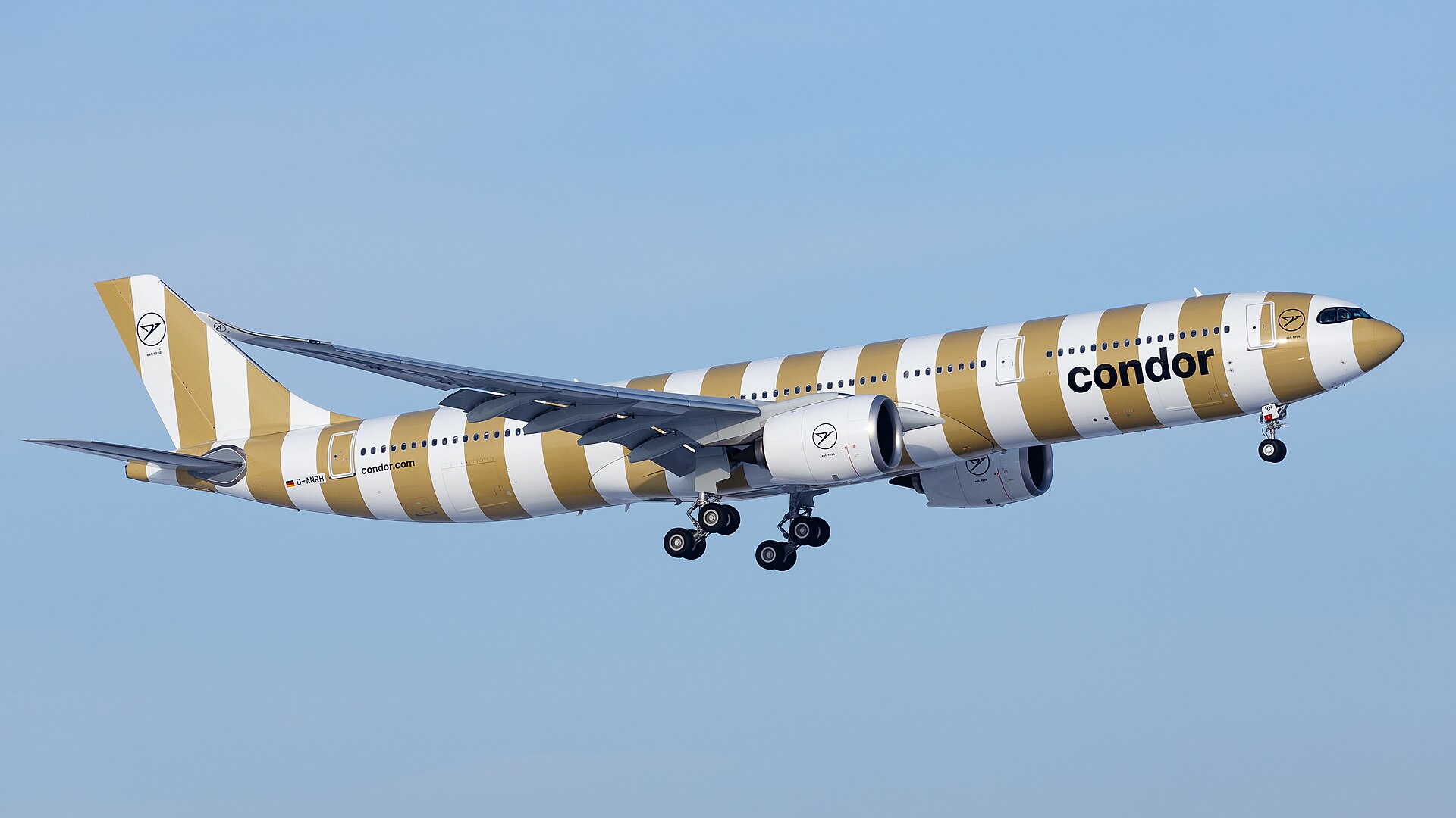 Airbus A330neo Condor D-ANRH s béžovými pruhy Beach během přiblížení.