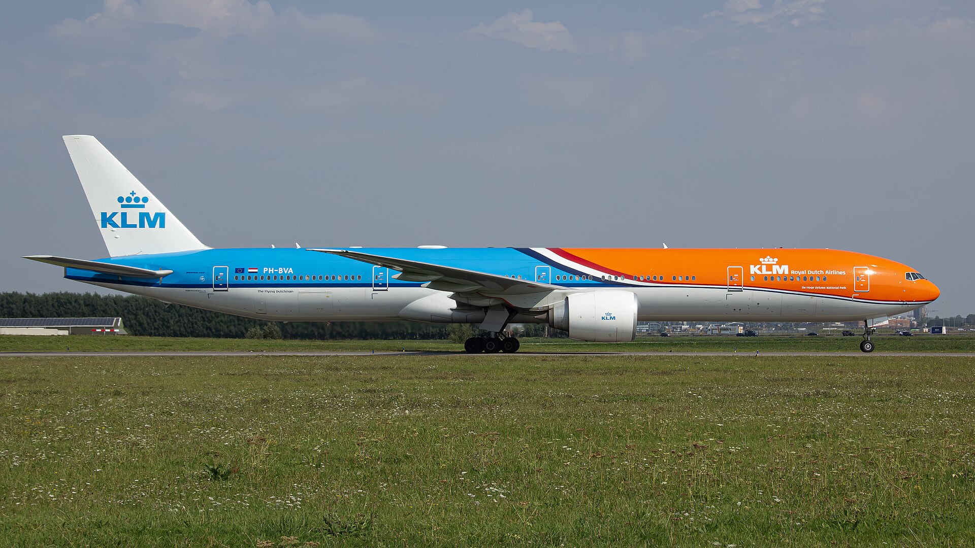 Boeing 777-300ER KLM PH-BVA Orange Pride s oranžovou přídí a modrým trupem.
